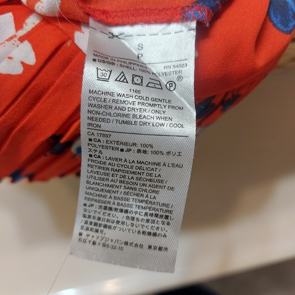 Banana republic red floral blouse - Picture 2 of 9